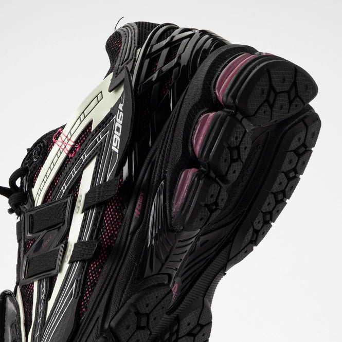 Trainers New Balance Unisex U1906AD Black/ Dragon Berry/ White