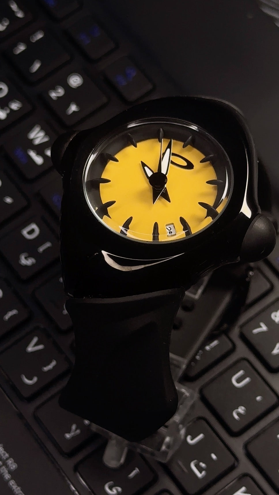 Vintage Oakley Crush Watch — Black Strap With Yellow Dial | Retro Casual Wristwatch