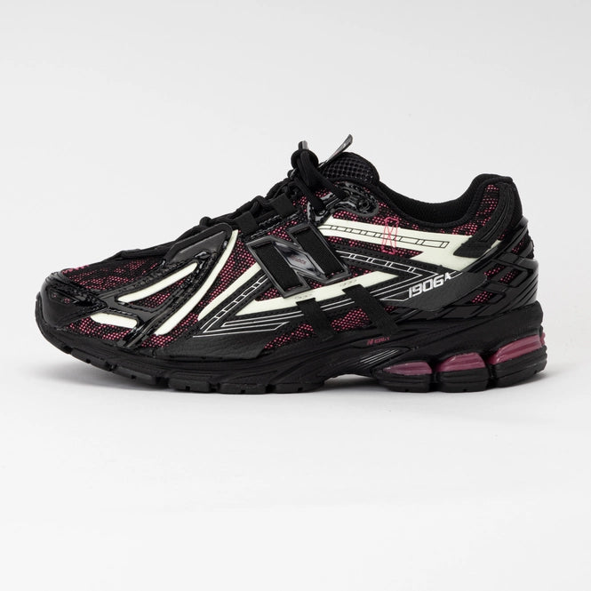 Trainers New Balance Unisex U1906AD Black/ Dragon Berry/ White