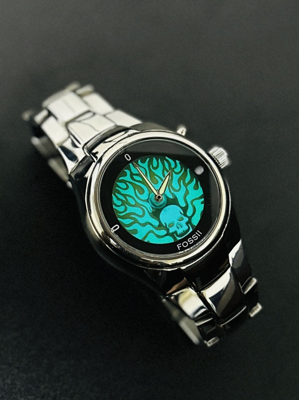 FOSSIL Stainless Steel Watch – Green Flame Dial | Unique Analog Quartz Watch | Minimalist Statement | Unisex