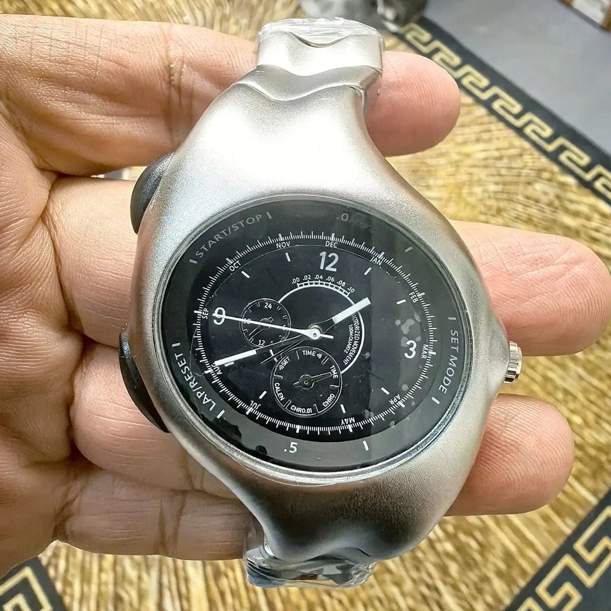 Alien Retro Twisted Case Y2k Quartz Watch Mens Silver Dial Oval Ellipse Special Fashion Unique Design Steel Men Watch AAA Clock