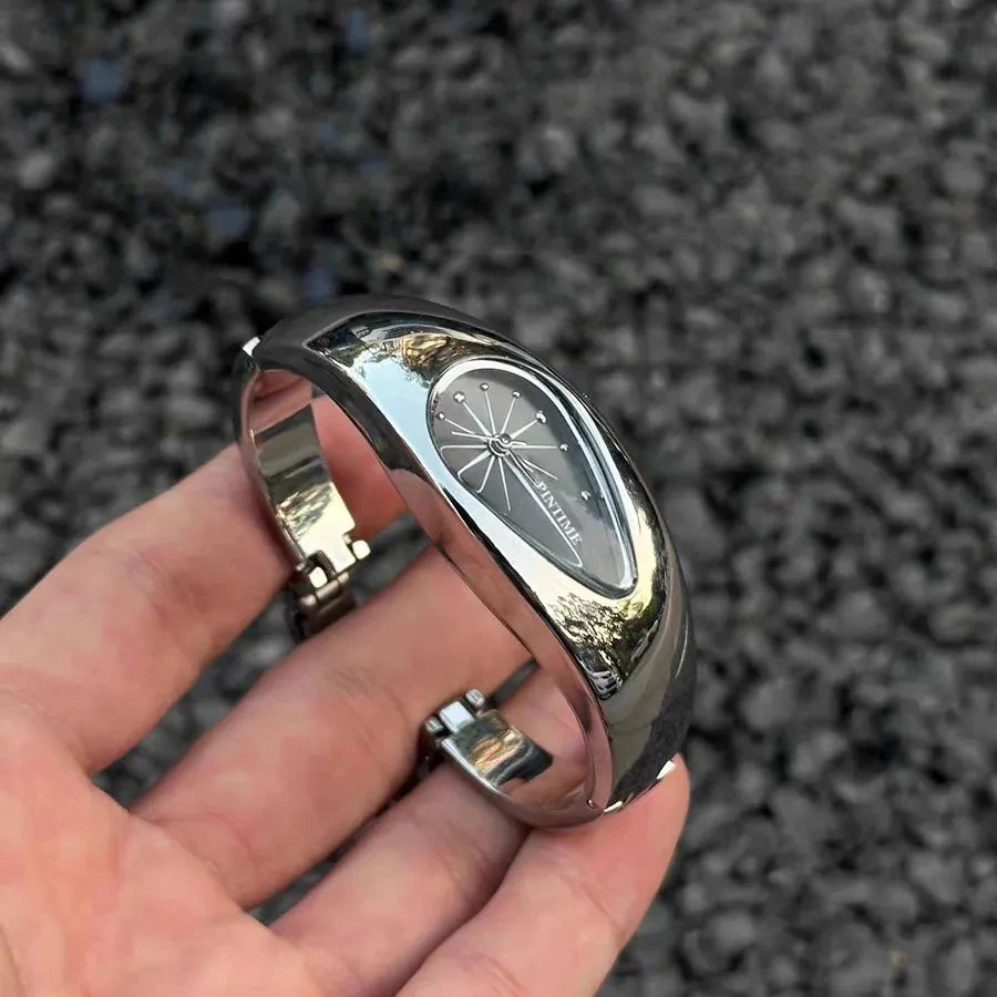 New y2k shaped teardrop bracelet watch female couple exquisite light luxury senior sense of antique millennium wind quartz watch