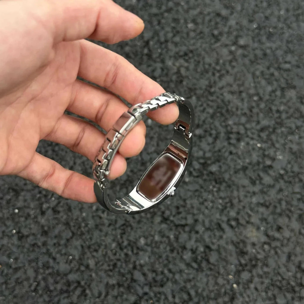 New y2k shaped teardrop bracelet watch female couple exquisite light luxury senior sense of antique millennium wind quartz watch