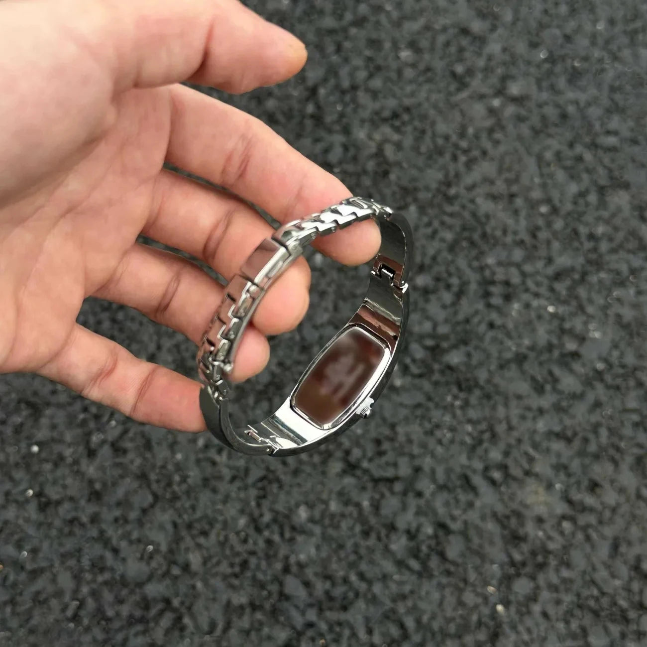 New y2k shaped teardrop bracelet watch female couple exquisite light luxury senior sense of antique millennium wind quartz watch