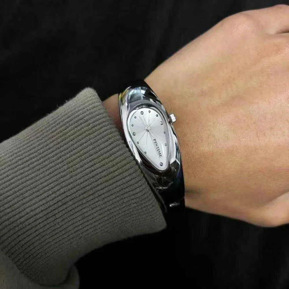 New y2k shaped teardrop bracelet watch female couple exquisite light luxury senior sense of antique millennium wind quartz watch