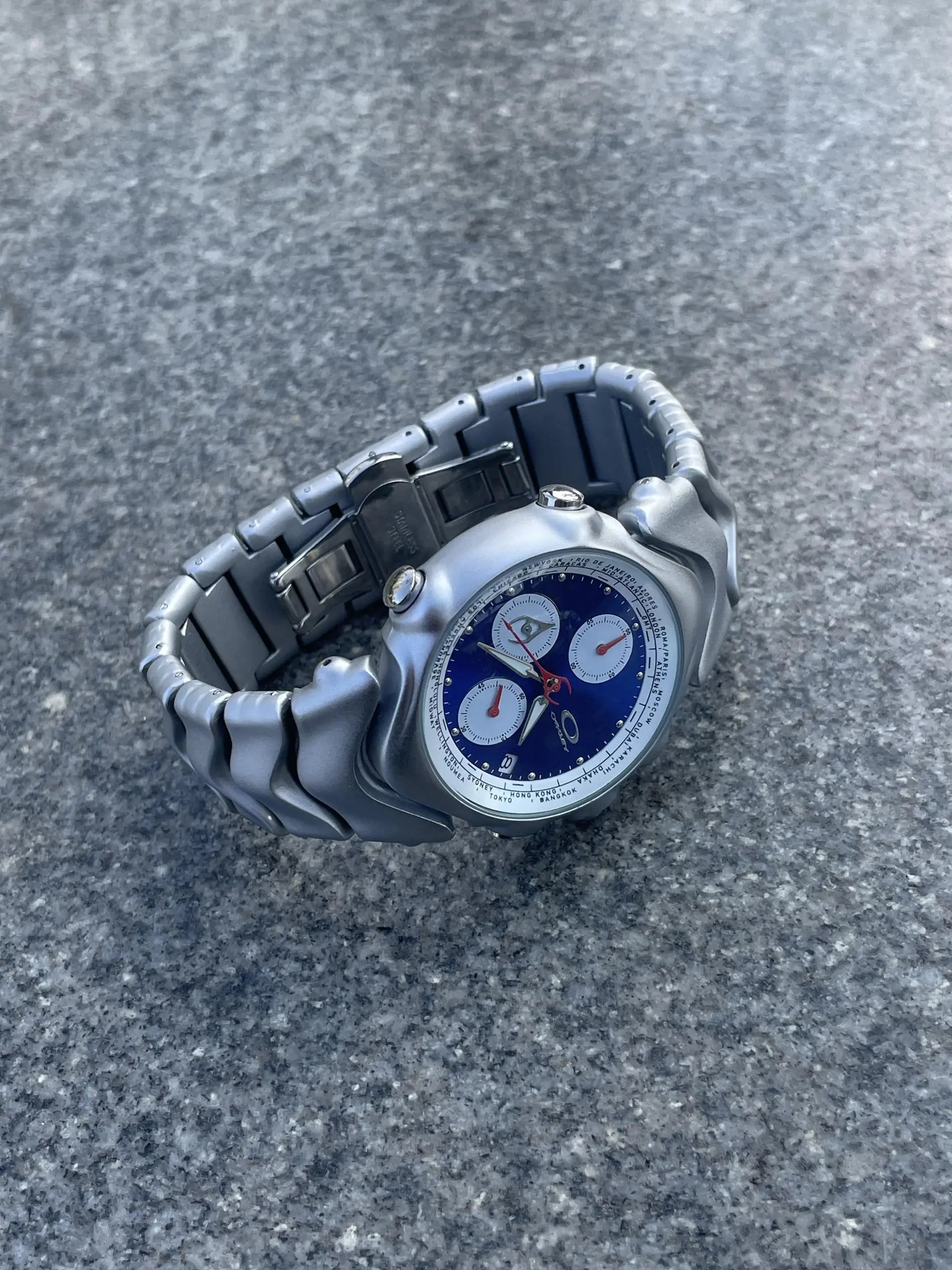 vintage three-eye judge y2k millennium watch panda timing special-shaped retro fashion watch