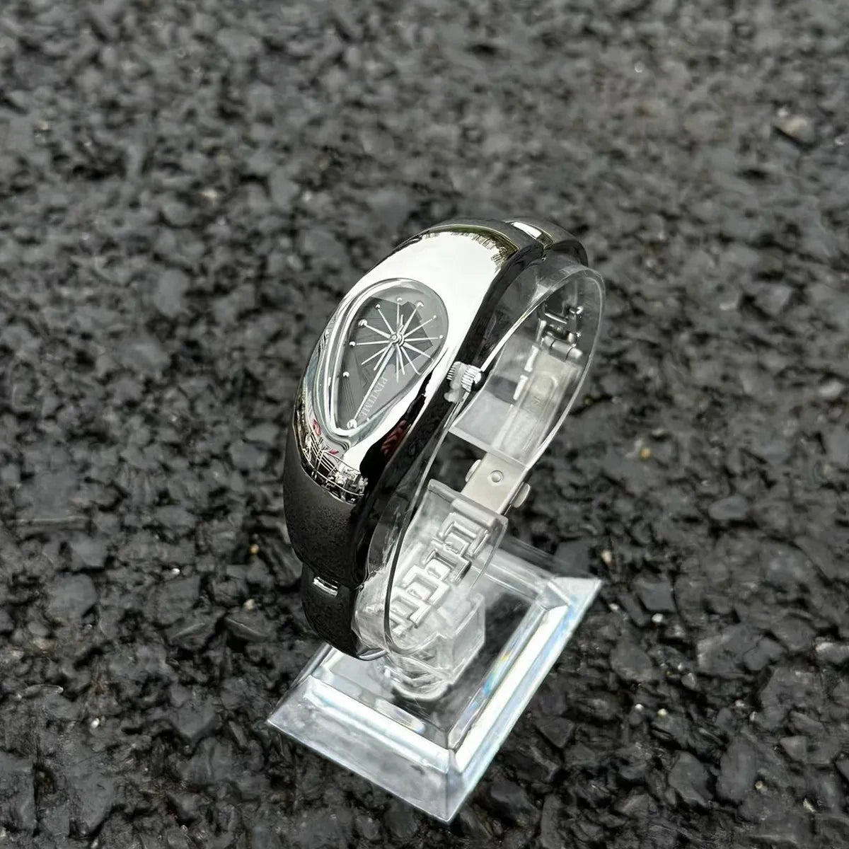 New y2k shaped teardrop bracelet watch female couple exquisite light luxury senior sense of antique millennium wind quartz watch