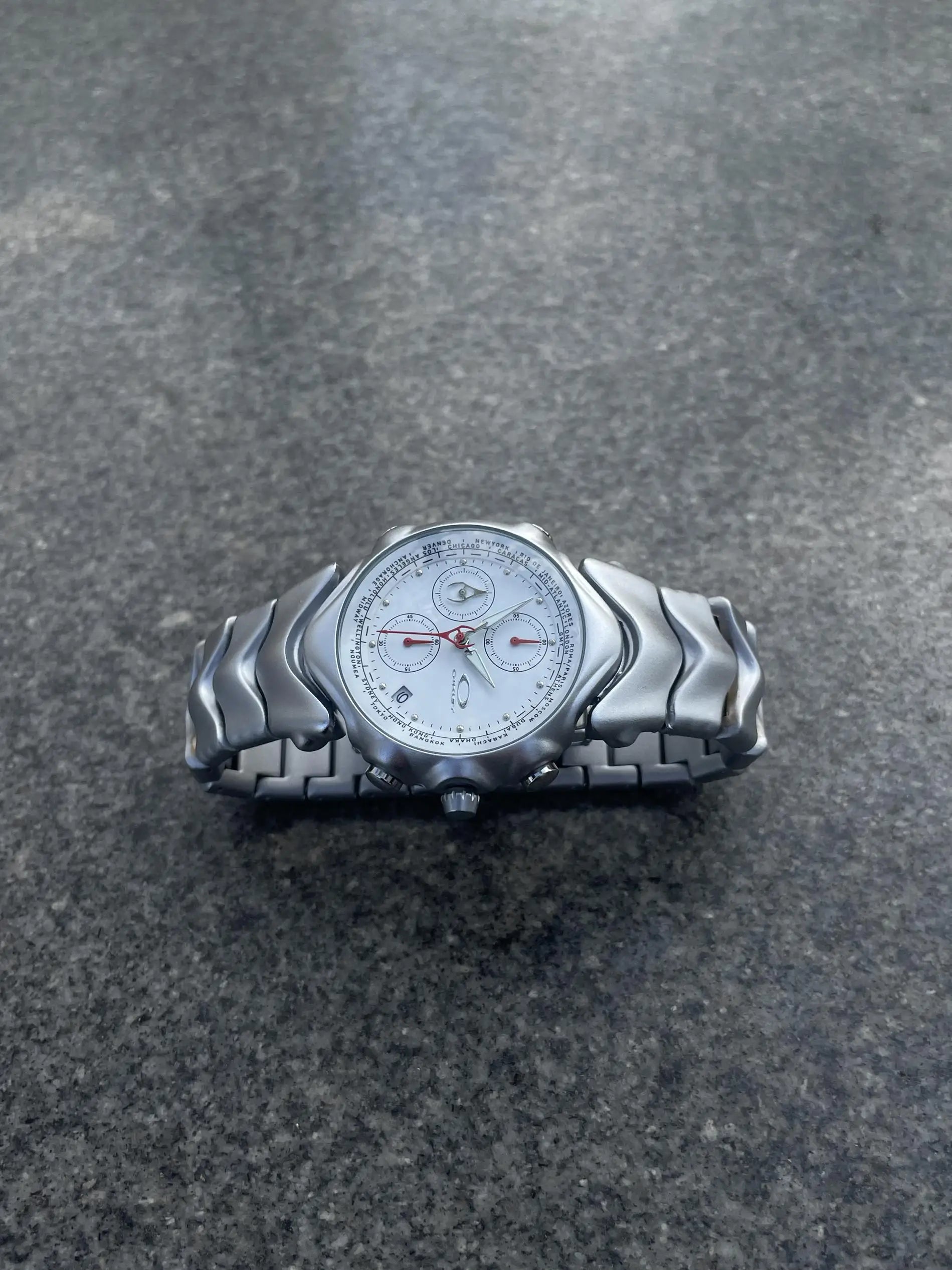 vintage three-eye judge y2k millennium watch panda timing special-shaped retro fashion watch