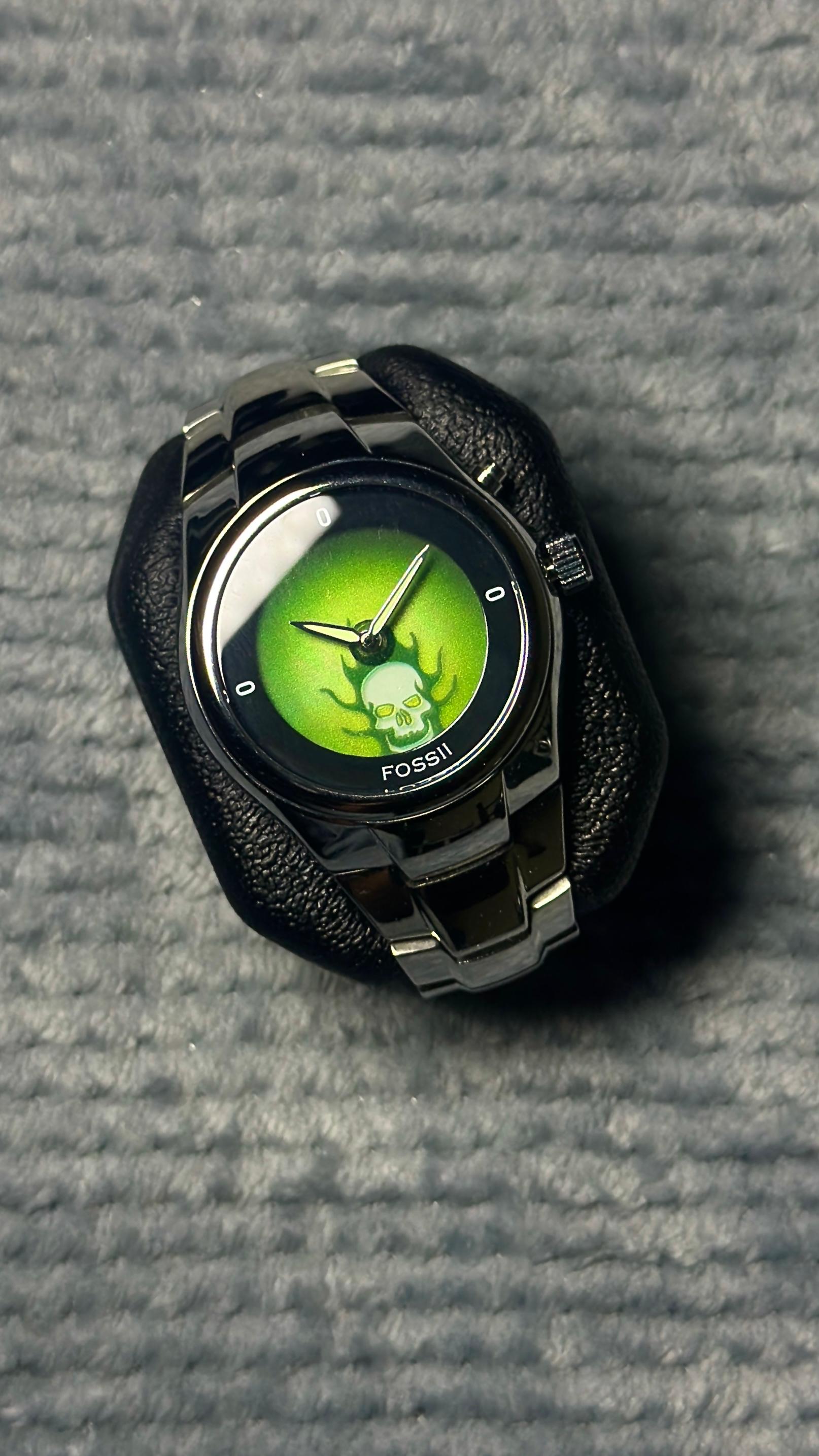 FOSSIL Stainless Steel Watch – Green Flame Dial | Unique Analog Quartz Watch | Minimalist Statement | Unisex